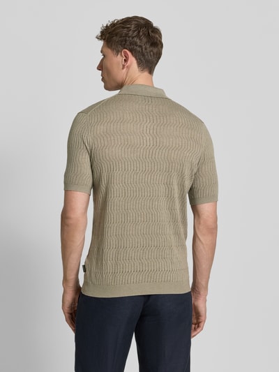 Männermodel trägt Slim Fit Strick-Poloshirt mit Knopfleiste von bugatti, Beige, Struktur-Strick, Baumwoll-Mix mit Seiden-Anteil, Rückenlänge 69 cm, Ganzkörperansicht Rückansicht.