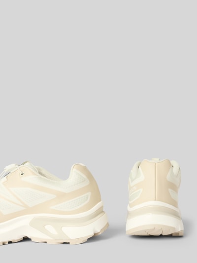 Produktfoto, Sneaker mit profilierter Sohle Modell 'XT-EVR' von Salomon in Beige mit abgerundeter Spitze, Schnürung, strukturierte Details, unterschiedliche Ansichten