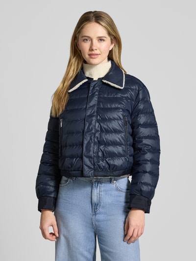 Vrouwenmodel draagt Bomberjacke mit Entendaunen-Füllung und Eingrifftaschen van Luisa Cerano, donkerblauw, teddy kraag, rechte fit, vooraanzicht volledige lichaamsopname.