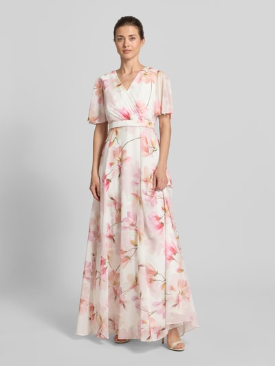 Modelka kobieca nosi Maxikleid im Allover-Look mit Taillenband od Christian Berg Cocktail, jasny różowo-beżowy szyfon, kwiatowy wzór, krój taliowany, V-dekolt, pasek w talii, długość pleców w rozmiarze 36: 150 cm, szerokość w rozmiarze 36: 43 cm, długość rękawa w rozmiarze 36: 25 cm, widok całej sylwetki z przodu