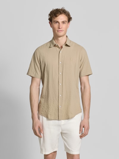 Męski model nosi Relaxed Fit Freizeithemd mit Logo-Stitching und Kentkragen od Lerros, seersucker, listwa guzikowa, zaokrąglony dół, długość tyłu w rozmiarze M: 75 cm, szerokość ramion w rozmiarze M: 45 cm, długość rękawów w rozmiarze M: 25 cm, jasnobeżowa koszula casualowa, gładka faktura, jasne guziki, całkowity widok z przodu