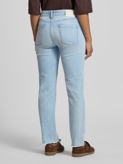 Frauenmodel trägt Tapered Fit Jeans aus Baumwoll-Mix Modell 'PIPER' von Cambio in hellblau, dezente Waschung, Ganzkörperansicht Rückansicht, Damen Tapered Fit Jeans von Cambio