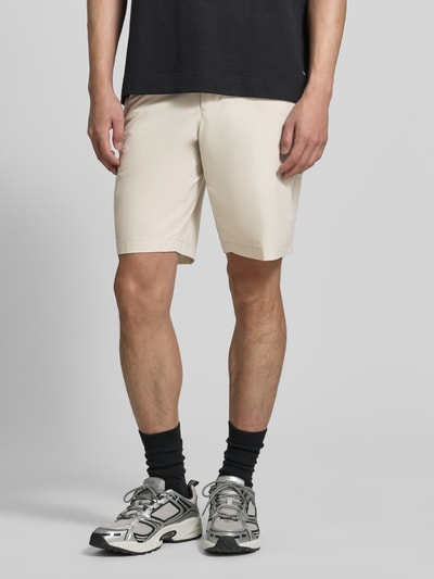 Männermodel trägt Regular Fit Shorts mit elastischem Bund Modell 'S_SPEEDFLEX' von BOSS Green, Optik: Unifarben, Nahaufnahme Oberkörper bis Knie. Passform: Regular-Fit, Label-Print, Gürtelschlaufen, Knopf und verdeckter Reißverschluss, Bundabschluss: elastisch, seitliche Eingrifftaschen, Gesäßtaschen.