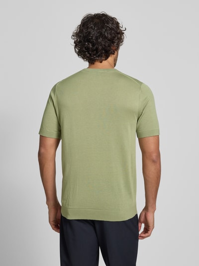 Männermodel trägt Strickshirt mit Rundhalsausschnitt und 1/2-Arm von OLYMP, hellgrün, Regular Fit, glatte Struktur, Ganzkörperansicht Rückansicht. Baumwoll-Lyocell-Mix, Rückenlänge 67 cm bei Größe M.