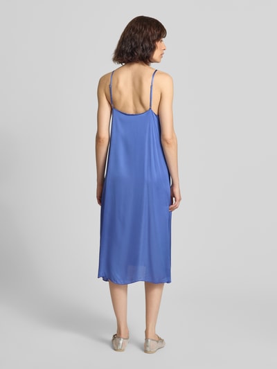 Frauenmodel trägt Knielanges Kleid aus Viskose mit Spaghettiträgern von American Vintage in Blau, A-Linie, Rückenansicht, Ganzkörperansicht.