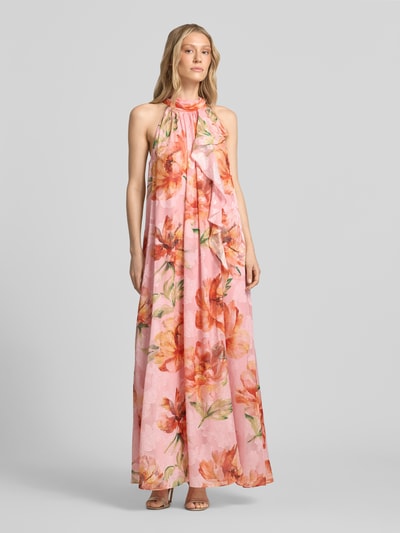 Vrouwenmodel draagt avondjurk met draperende kraag van Adrianna Papell in roze met bloemenprint, recht model, maxi-jurk, geheel voorkant. Context: dames avondjurk, ruglengte maat 36: 142 cm, borstwijdte maat 36: 55 cm, gedrapeerde kraag met plooien, druppelvormige hals met haak.