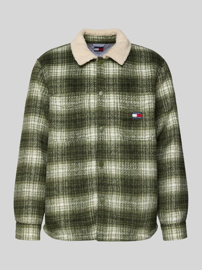 Produktfoto, Oversized Hemdjacke mit Allover-Muster von Tommy Jeans, efekt: wzór na całej powierzchni, krój oversized, wykładany kołnierz, listwa z zatrzaskami, naszywka z logo, długi rękaw z zakończeniem na zatrzask, boczne wpuszczane kieszenie, kieszenie na piersi, miękka tkanina w odcieniach zieleni, kremowy kołnierz, tekstura flauszu.
