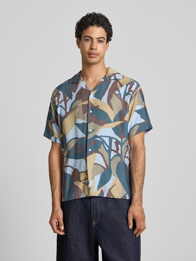 Männermodel trägt Regular Fit Freizeithemd im Allover-Look Modell 'TAVIRA MARSHALL' von Jack & Jones, Kurzarm, bunter Viskose-Mix, Ganzkörperansicht von vorne.