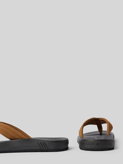 Produktfoto, Flip Flops mit Label-Applikation von Tommy Hilfiger in Braun und Schwarz, profilierte flache Sohle, unifarbene Optik