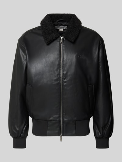 Produktfoto, Regular Fit Jacke in Leder-Optik mit Umlegekragen von Calvin Klein Jeans in Schwarz mit Zweiwege-Reißverschluss, Logo-Detail, Eingrifftaschen, elastische Abschlüsse, glatte Oberfläche, Maße gemäß Kontext.