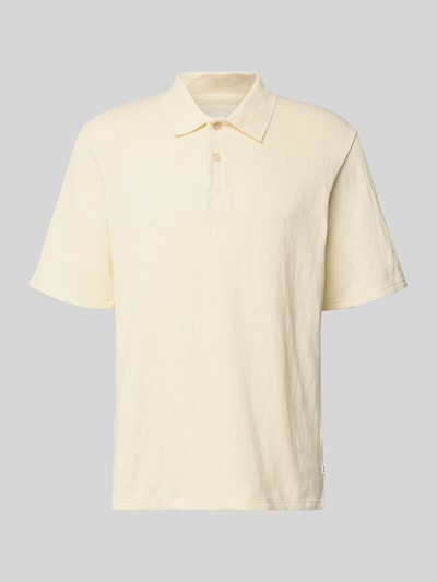 Produktfoto, Regular Fit Poloshirt mit Knopfleiste Modell 'Gabriel' von Wood Wood, Reine Baumwolle, helle Farbe, feine Struktur, Rückenlänge bei Größe M 70 cm.