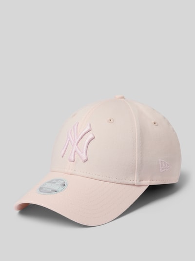 Produktfoto, Basecap mit Logo-Stitchings von New Era in hellem Rosa, reine Baumwolle, verstärkter Schirm, eingestickte Luftlöcher, verstellbarer Riegel