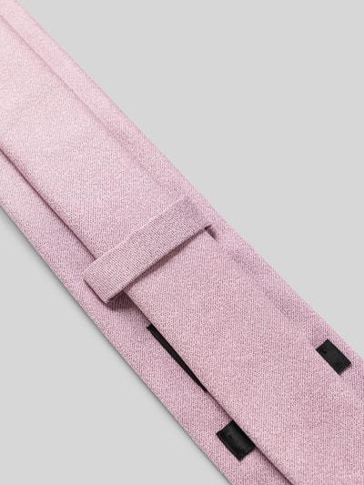 Produktfoto, Seidenkrawatte aus reiner Seide mit Logo-Patch (6,5 cm) von OLYMP in zartem Rosa, feine Struktur, Detailaufnahme