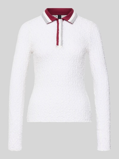 Produktfoto, Slim Fit Longsleeve im semitransparenten Design von Marc Cain in Weiß mit Polokragen, Spitze, elastischer Baumwoll-Mix, strukturierte Oberfläche.