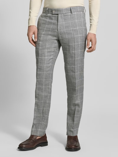 Männermodel trägt Slim fit Heren Pak model 'Paul/Paco' van CG - Club of Gents in grijs met ruit, linnenmix met viscose, persplooien, steekzakken, 2-knoops colbert, voorkant detailopname bovenbenen.