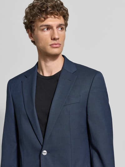 Männermodel trägt Regular Fit Anzughose mit Schurwoll-Anteil Modell 'Leon' von BOSS in Melange-Optik mit Karo-Muster, Nahaufnahme Oberkörper