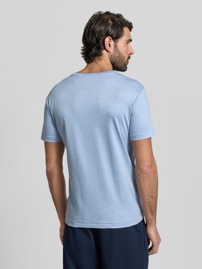Männermodel trägt Regular Fit T-Shirt aus reiner Baumwolle von Polo Ralph Lauren, Optik: Unifarben, Ganzkörperansicht Rückansicht.