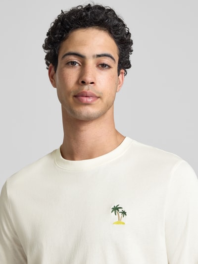 Männermodel trägt Herren T-Shirt mit Stitching Modell 'KAAN' von Blend, Reine Baumwolle, Regular-Fit, Rundhalsausschnitt, Nahaufnahme Oberkörper.