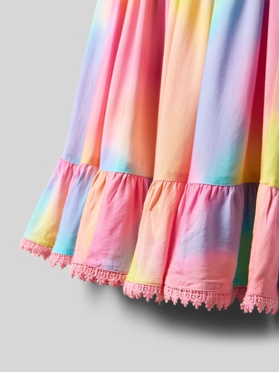 Mädchen trägt Regular Fit Kleid aus reiner Viskose mit Smok-Optik von Happy Girls, pastellfarbene Streifen, Rüschenbesatz, Nahaufnahme Unterteil.
