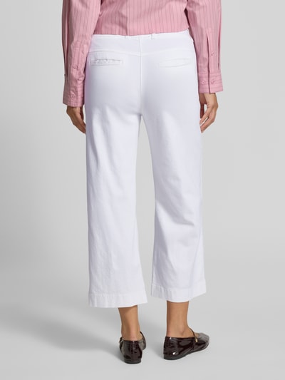Frauenmodel trägt Loose Fit Culotte aus Baumwoll-Mix Modell 'PAM CULOTTE' von Raphaela By Brax, unifarben weiß, Ganzkörperansicht Rückansicht