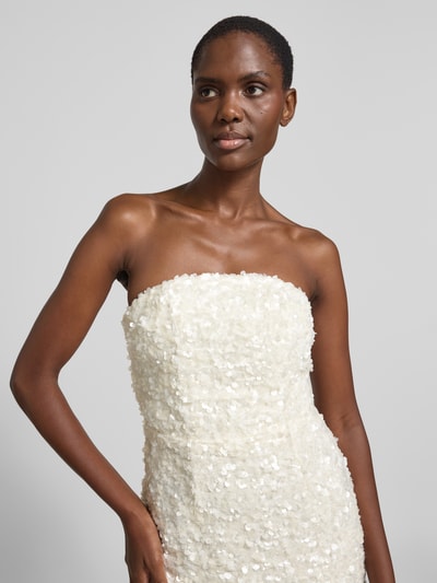 Frauenmodel trägt Cocktailkleid im Off-Shoulder-Look mit Pailletten von Little Mistress, Figurbetont, Minikleid, Nahaufnahme Oberkörper.