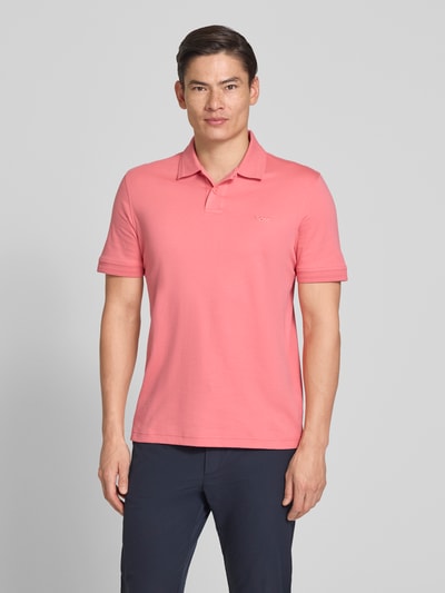 Männermodel trägt Regular Fit Poloshirt aus reiner Baumwolle Modell 'PE_INTERLOCK' von BOSS Orange in Optik: Unifarben, Nahaufnahme Oberkörper.