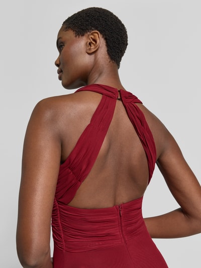 Männermodel trägt Abendkleid mit Neckholder und Raffungen von TROYDEN COLLECTION, Chiffon, taillierter Schnitt, maxi, Rückansicht, Nahaufnahme Oberkörper, Szerokość w rozmiarze 36: 28 cm, długość z tyłu w rozmiarze 36: 167 cm