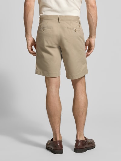 Männermodel trägt Straight Fit Chinoshorts aus katoenmix van Polo Ralph Lauren, look: effen, logodetail, riemlussen, knoop- en ritssluiting, achterzakken, steekzakken, katoenmix, ganzkörperansicht rückansicht.