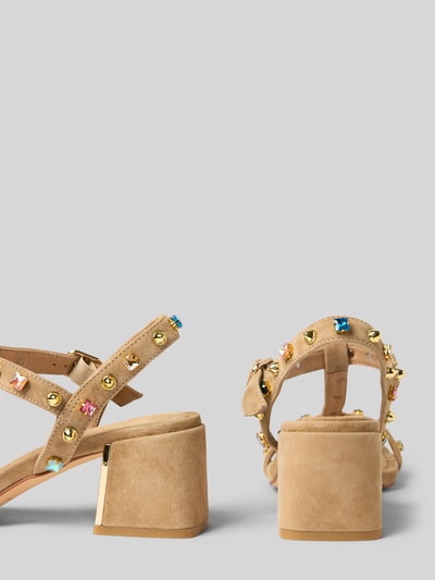 Produktfoto, Sandaletten aus Echtleder mit Ziersteinbesatz von ALMA EN PENA, abgerundete Passform, offene Ferse, Blockabsatz, beige Textur, Absatzhöhe 7 cm, Schafthöhe 7 cm, Schaftweite 6 cm, Sandalen-Form, Detailansicht Rückansicht.