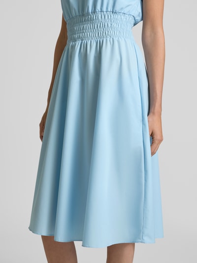 Christian Berg Woman Selection Knielanges Kleid mit Smok-Details Hellblau 3