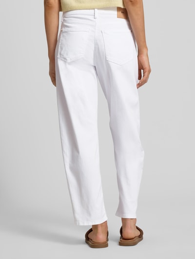 Frauenmodel trägt Straight Fit Stoffhose in verkürzter Passform Modell 'Danni' von MAC in Weiß, Baumwoll-Mix, 5-Pocket-Design, Ganzkörperansicht Rückansicht.