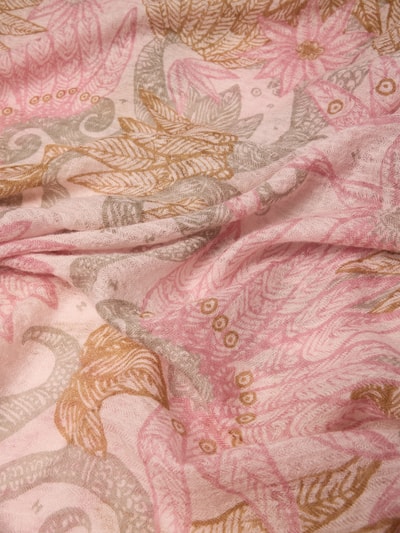Produktfoto, Schal mit ausgefransten Abschlüssen von Hemisphere, rechteckig, semitransparent, Crinkle-Optik, florales Muster in Rosa, Beige und Grau, Breite 51 cm