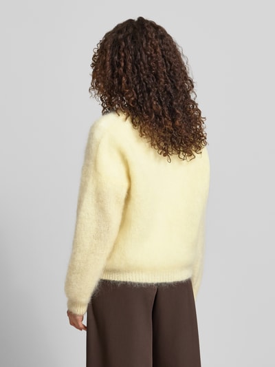 Frauenmodel trägt Loose Fit Strickjacke aus Mohair-Mix Modell 'AMANDA' von VILLA SOPHIE, Optik: Unifarben, Ganzkörperansicht Rückansicht.