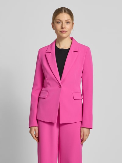Frauenmodel trägt Slim Fit Blazer mit Pattentaschen Modell 'Isa' von GUIDO MARIA KRETSCHMER WOMAN in kräftigem Pink, Material-Mix, Reverskragen, Stretch, Ganzkörperansicht von vorne.