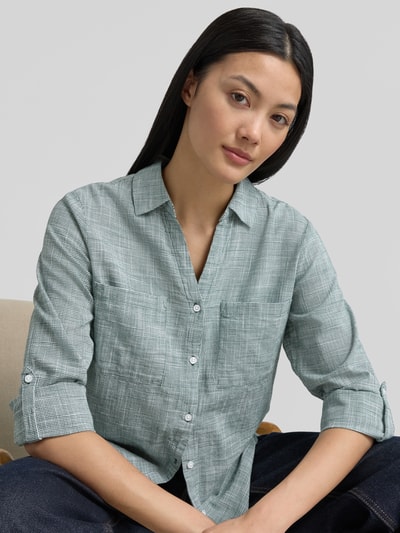 Frauenmodel trägt Regular Fit Hemdbluse aus reiner Baumwolle von Tom Tailor, Optik:Allover-Muster, Hahnentritt, Ganzkörperansicht von vorne.