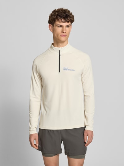 Mannelijk model draagt Longsleeve met Stehkragen und Reißverschluss Modell 'SORONA' van HALO in regular fit, crèmekleur, labelprint, detail uit context: ruglengte maat M 70 cm, lange mouwen, Ganzkörperansicht von vorne.