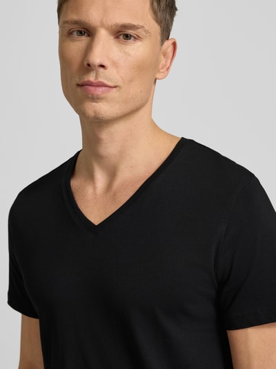 Männermodel trägt T-Shirt mit V-Ausschnitt im 2er-Pack von Christian Berg Men aus reiner Baumwolle, Slim Fit, Nahaufnahme Oberkörper.