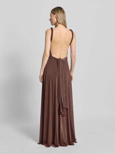 Vrouwenmodel draagt Maxikleid met diepe V-hals van Rose Avenue, getailleerd model, tailleband, ruglengte maat S 135 cm, volledige rugaanzicht