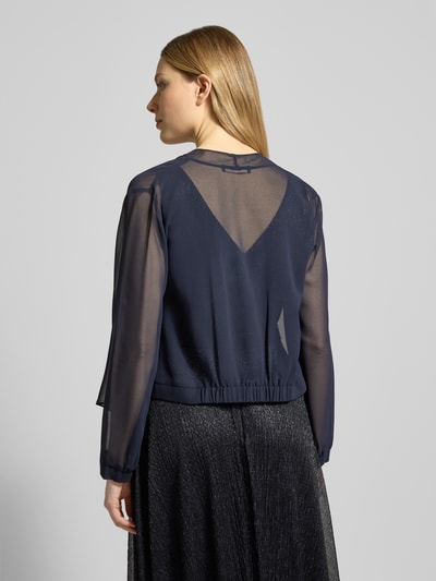 Modelka nosi Kurtka aus Chiffon in offener Passform von Vera Mont, granatowy półprzezroczysty materiał, płynny krój, Długość tyłu w rozmiarze 36: 46 cm, widok tyłu całej sylwetki.