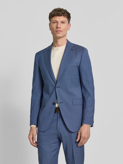 Männermodel trägt Regular Fit Anzug aus Schurwoll-Mix mit 2-Knopf-Sakko von Roy Robson in Blau, Reverskragen, Pattentaschen, Ganzkörperansicht von vorne.