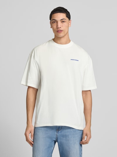 Męski model nosi Oversized T-Shirt mit Label-Detail Modell 'Bovec' von Pegador, biała bawełna, krój oversized fit, okrągły dekolt, detal z logo, długość tyłu w rozmiarze M: 71 cm, Ganzkörperansicht von vorne.