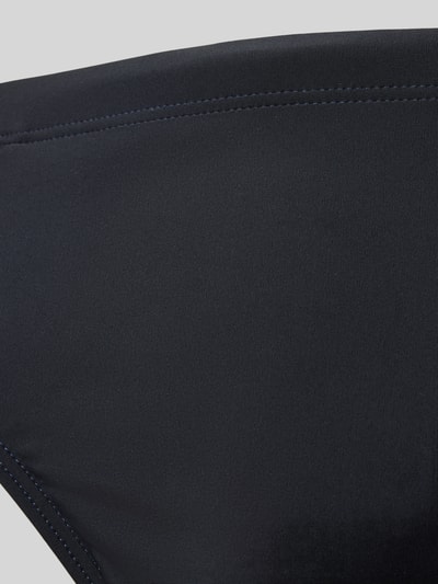 Produktfoto, Badehose mit elastischem Bund von Schiesser für Herren aus Material-Mix mit Stretch-Anteil, schwarze glatte Textur, seitliche Kontraststreifen, körpernahe Passform