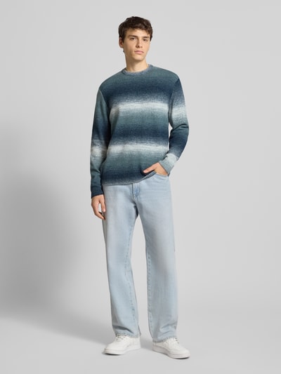 Męski model ma na sobie Regular Fit Strickpullover mit Baumwoll-Anteil Modell 'BERTIL' od Only & Sons z dzianinowym wzorem, krój regular fit, okrągły dekolt, długie rękawy, ściągacze, odcienie niebieskiego; pełny widok z przodu.