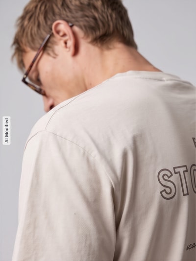 Männermodel trägt Boxy Fit Shirt aus Baumwoll-Mix von Marc O'Polo DENIM in Beige mit glatter Textur, Nahaufnahme Oberkörper, KI-modifiziertes Bild.