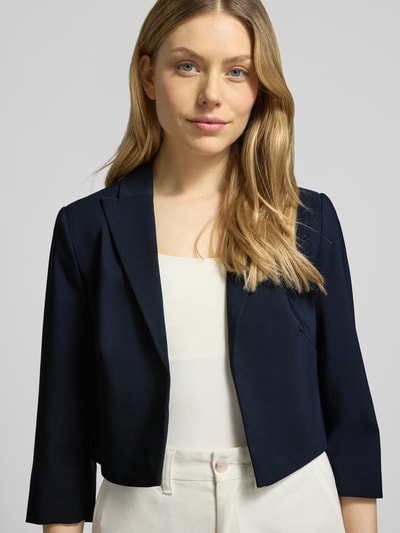 Frauenmodel trägt Cropped Blazer mit Reverskragen von Betty Barclay, dunkelblau, elastischer Material-Mix, Nahaufnahme Oberkörper.