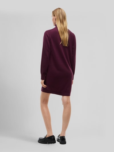Frauenmodel trägt 'Figurumspielendes Strickkleid aus reiner Baumwolle' von TOMMY JEANS, jednokolorowy, imitacja dzianiny, wyhaftowane logo, fason podkreślający figurę, długość do kolan, długi rękaw, wysokie zapięcie, materiał: bawełna, Ganzkörperansicht Rückansicht