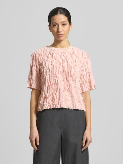 Frauenmodel trägt T-Shirt mit Rüschenbesatz von Jake*s Collection in Hellrosa, halbarm, Material-Mix mit Stretch, Gerade geschnitten, Ganzkörperansicht von vorne.