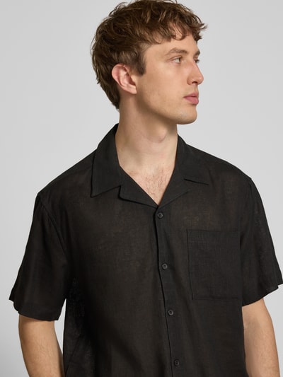 Männermodel trägt Relaxed Fit Freizeithemd aus Leinen-Viskose-Mix Modell 'LAURENCE' von Only & Sons, Optik: Unifarben, Kurzarm, Reverskragen, Knopfleiste einreihig, Brusttasche, Ganzkörperansicht von vorne.
