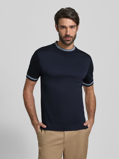 Mannenmodel draagt Slim Fit T-shirt uit puur katoen Model 'TESSLER 202' van BOSS, look: effen, labeldetail, ronde hals, korte mouw, geribde mouwboord, puur katoen. Ganzkörperansicht van voren.