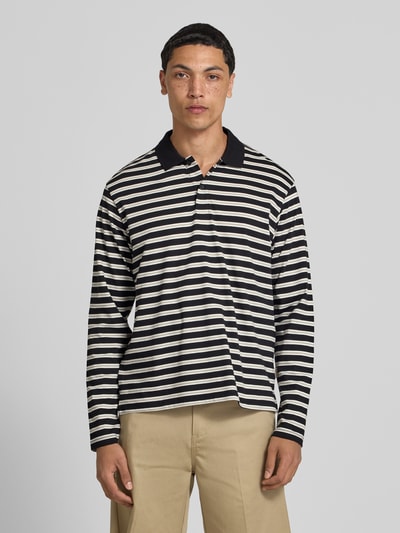 Mannelijk model draagt Regular Fit poloshirt met streepmotief model 'CASSIS' van Jack & Jones, puur katoen, shirt met lange mouwen, knoopsluiting, ruglengte maat M: 66 cm, voorkant volledig zichtbaar, ganzekörperaanzicht van voren.